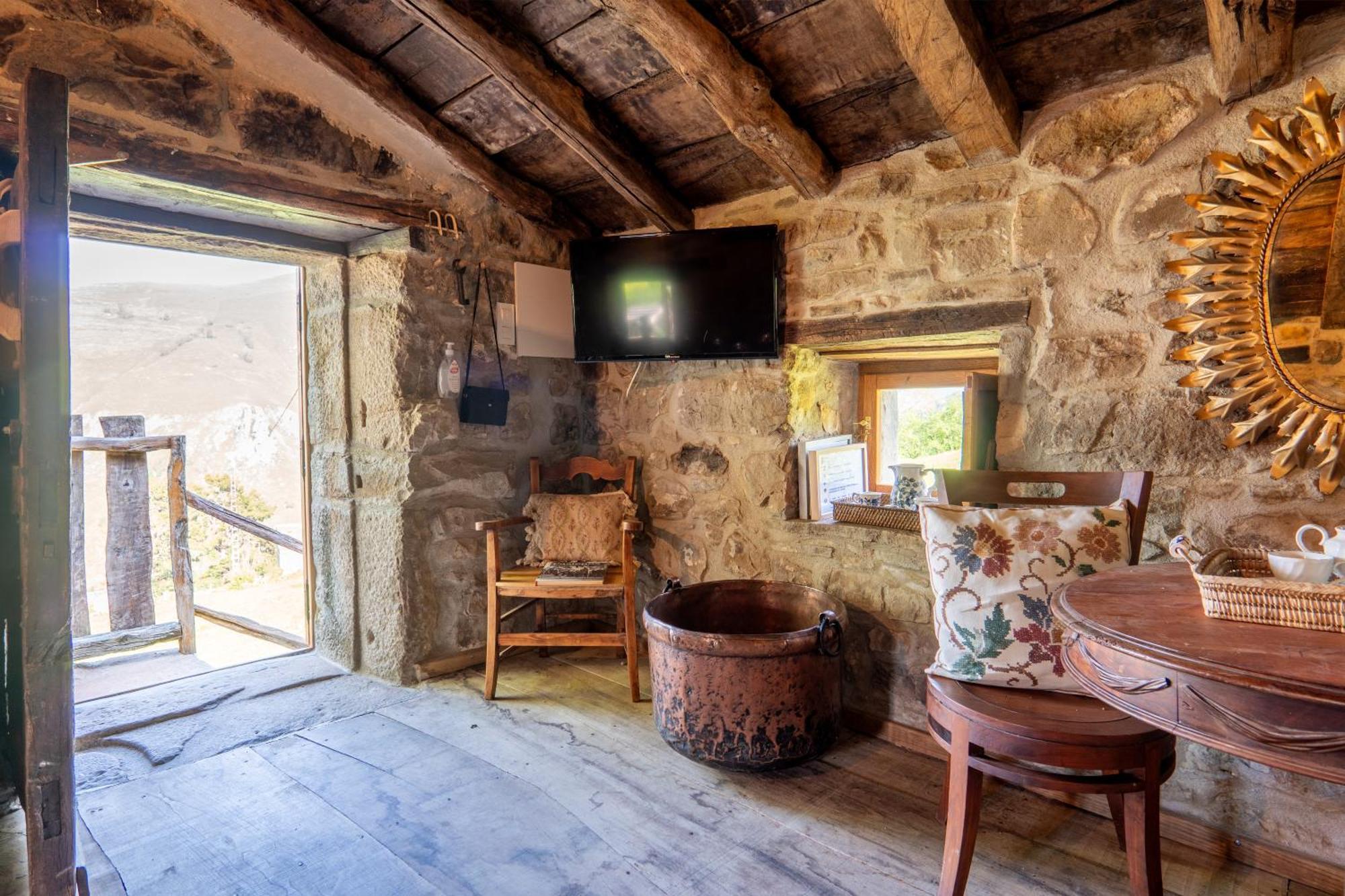 Vivienda Pasiega Lo Lucas 1920 San Roque de Riomiera Exterior photo
